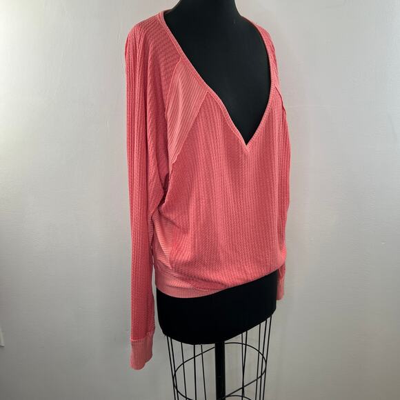 FREE PEOPLE WE THE FREE Pink Coraline V-Neckline Oversized Fit Thermal Top Sz S - Picture 4 of 8